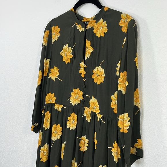 Madewell Button-Front Tier Dress in Fall Flowers size XS
Effie Floral Olive - Picture 3 of 12